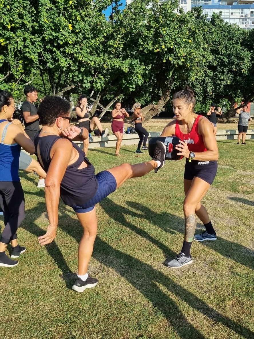 Poliana Botelho ensina defesa pessoal a mulheres