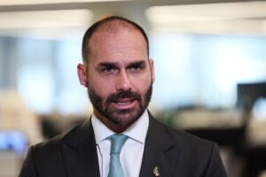 Polícia Federal abre prazo para defesa de Eduardo Bolsonaro em processo por abandono de cargo