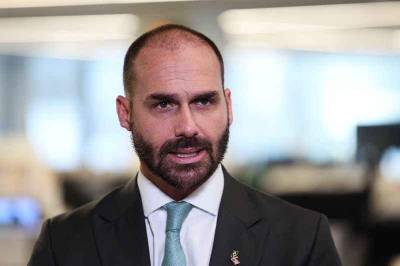 Polícia Federal abre prazo para defesa de Eduardo Bolsonaro em processo por abandono de cargo