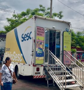 Biblioteca móvel leva incentivo à leitura para moradores de Nova Iguaçu
