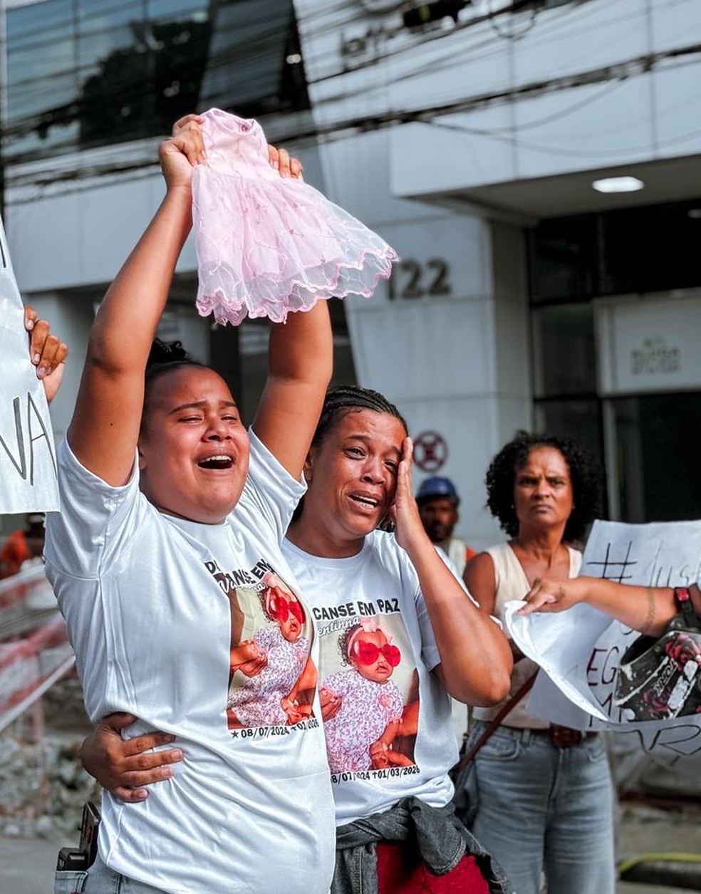 Família da bebê faz manifestação no Centro de Niterói — Foto: Acervo pessoal/ Pyetra Brito