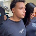 Réu por estupro coletivo em Copacabana se apresenta à polícia usando camiseta com frase polêmica
