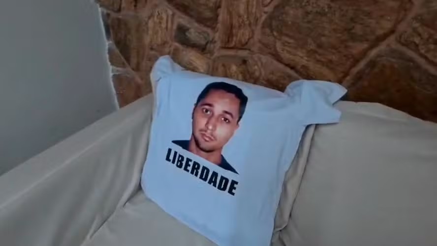 Polícia Civil encontra camisa com foto de Marcinho VP durante busca e apreensão na casa da mãe do rapper Oruam