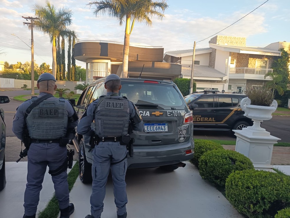 Polícia apreendeu computadores, documentos e celulares em imóvel de luxo em Americana — Foto: Polícia Militar/ Reprodução
