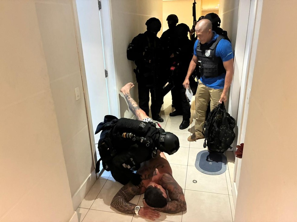 Homem é preso após manter ex-mulher e filha de 1 anos reféns na Barra da Tijuca — Foto: Divulgação