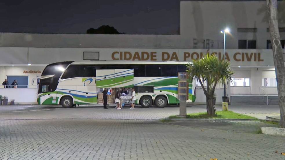Polícia Civil intercepta ônibus vindo do Paraguai — Foto: Reprodução/TV Globo