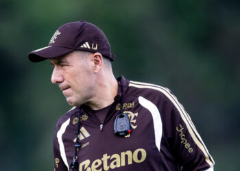 Leonardo Jardim completa um mês no Flamengo e reencontra Fluminense, rival da estreia