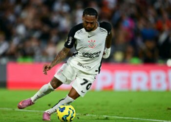 Vasco demonstra interesse em José Martínez, ex-volante do Corinthians