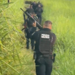Ação policial no Morro do 18 tem troca de tiros e foco na retirada de barricadas