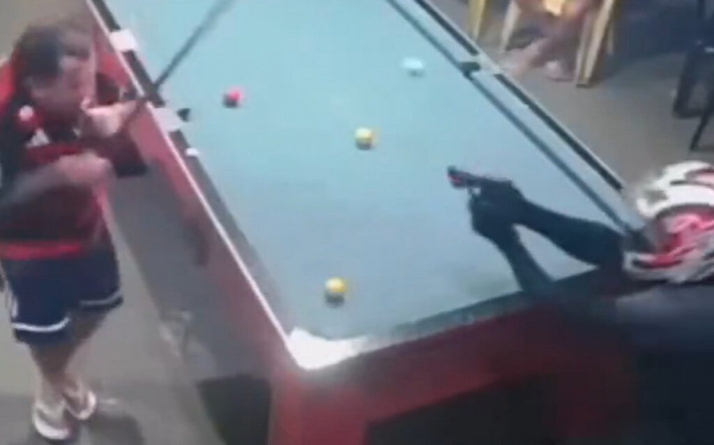 Homem é morto a tiros enquanto jogava sinuca em bar na Costa Verde