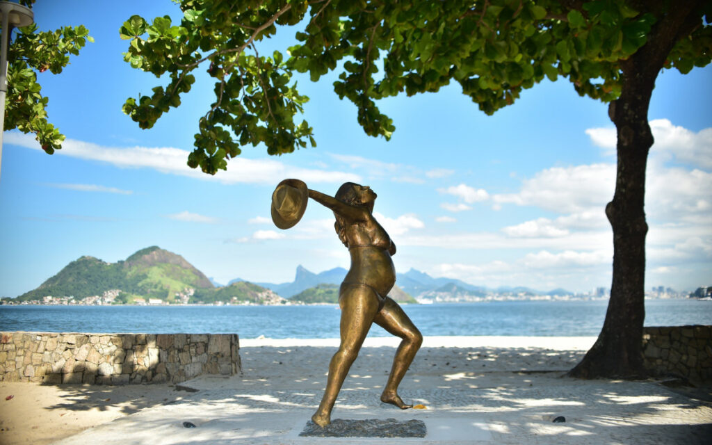 Leila Diniz é homenageada com estátua inédita em Niterói; Primeiro monumento feminino da cidade será inaugurado na Praia de São Francisco