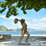 Leila Diniz é homenageada com estátua inédita em Niterói; Primeiro monumento feminino da cidade será inaugurado na Praia de São Francisco