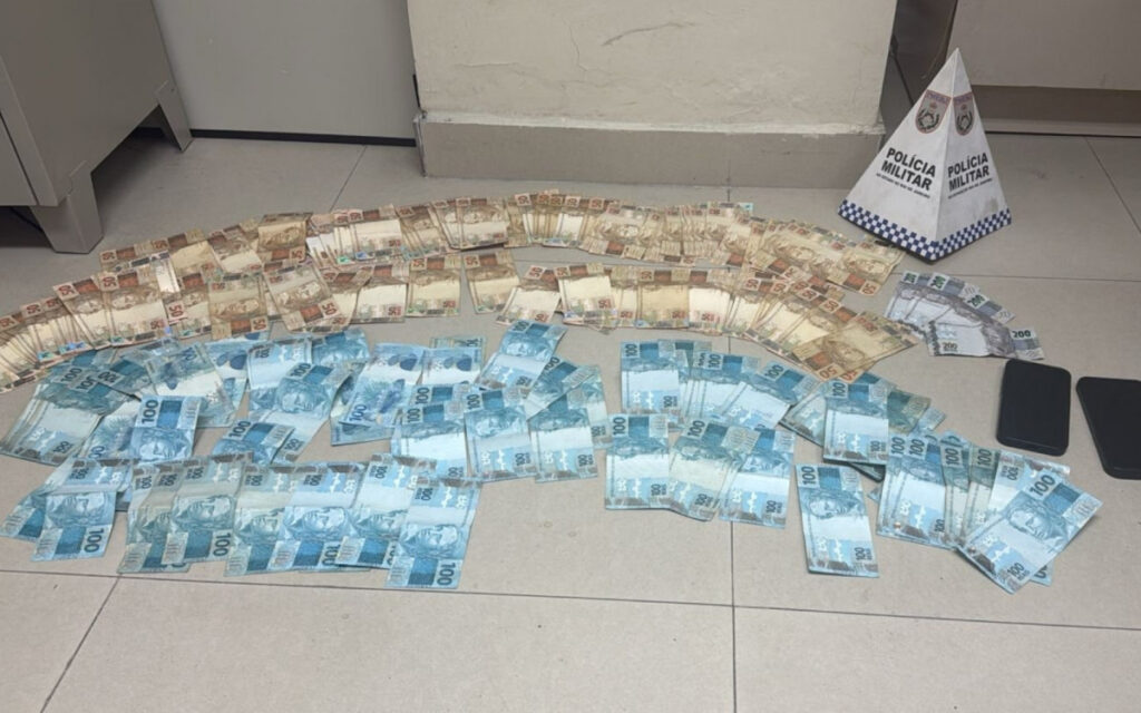 PM prende dupla suspeita de “saidinha de banco” com mais de R$ 20 mil em Belford Roxo
