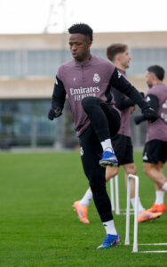 Vini Jr cita racismo na Espanha, apoia Yamal e reforça importância de posicionamento