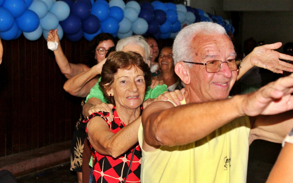Baile da Melhor Idade reúne idosos em tarde de dança e integração em Volta Redonda