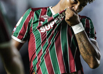 Com gripe, John Kennedy passa mal após jogo e chega a vomitar em campo