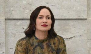 Ana Cristina Viana Silveira assume presidência do INSS com foco na redução da fila de benefícios