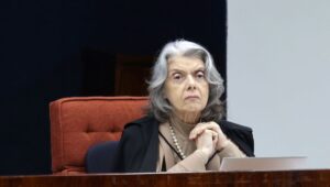 Cármen Lúcia antecipa saída da presidência do TSE e inicia processo de sucessão