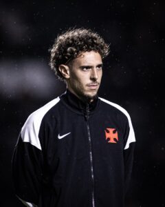 Nuno Moreira perdeu prioridade no Vasco e vive momento de oscilação