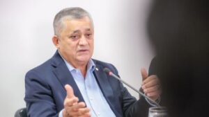 Guimarães critica Flávio Bolsonaro e diz que pré-candidato “não tem mérito” para Presidência