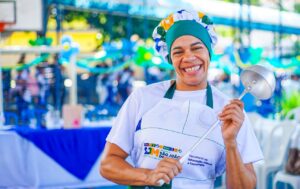 Merendeiras são homenageadas com entrega inédita de uniformes em São João de Meriti