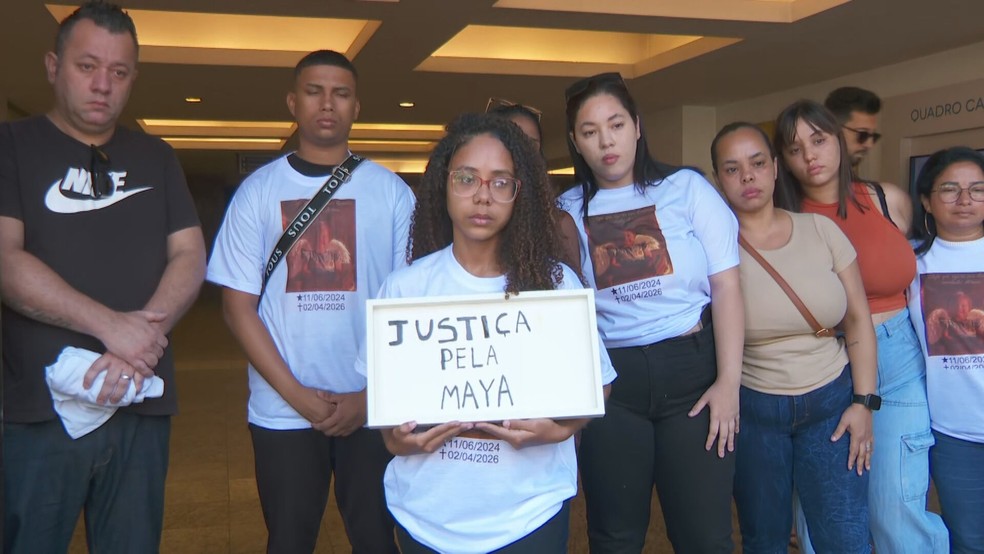 Enterro de Maya foi marcado por muita dor de familiares e amigos — Foto: Lucas Peçanha/TV Globo