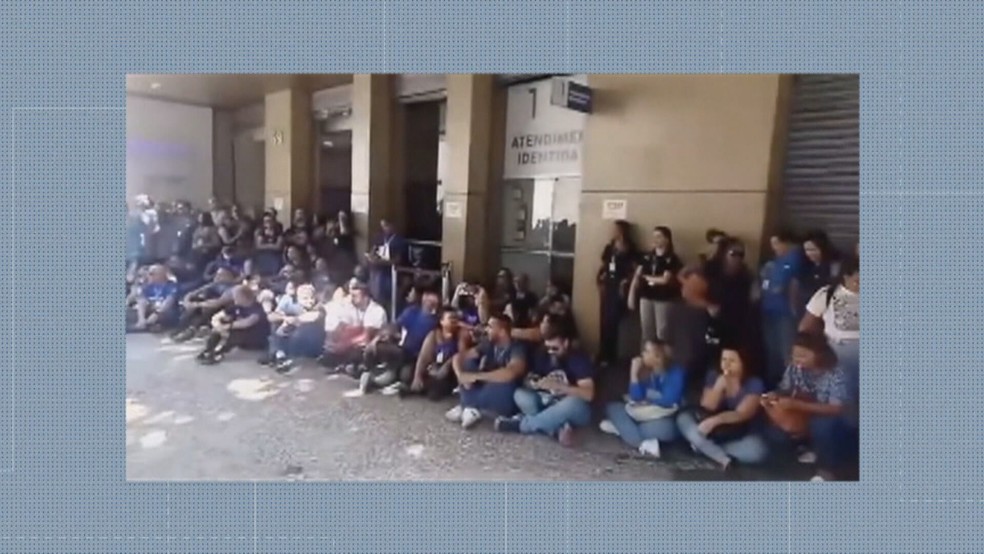 Servidores aguardam em frente ao Detran durante paralisação de servidores, no Rio — Foto: Reprodução