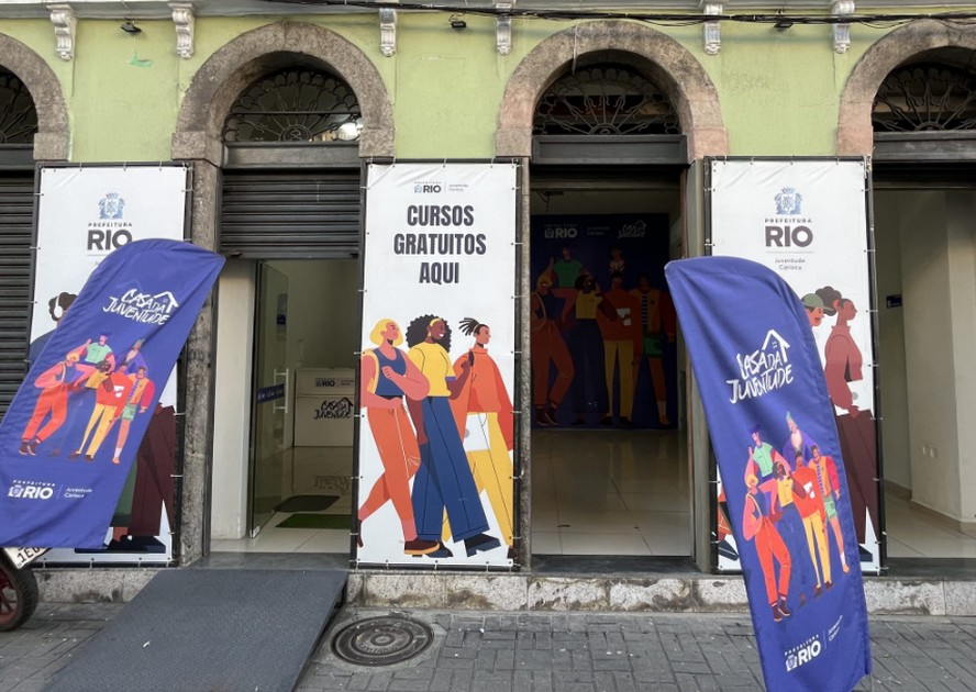 Iniciativa oferece formação em inglês para jovens com aulas conduzidas por intercambistas