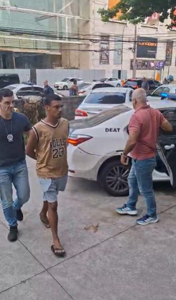 Homem é preso por cobrar R$ 10 mil em churrasquinho de turista