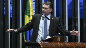 Flávio Bolsonaro diz que tem “vários nomes” para o STF e não descarta Rodrigo Pacheco