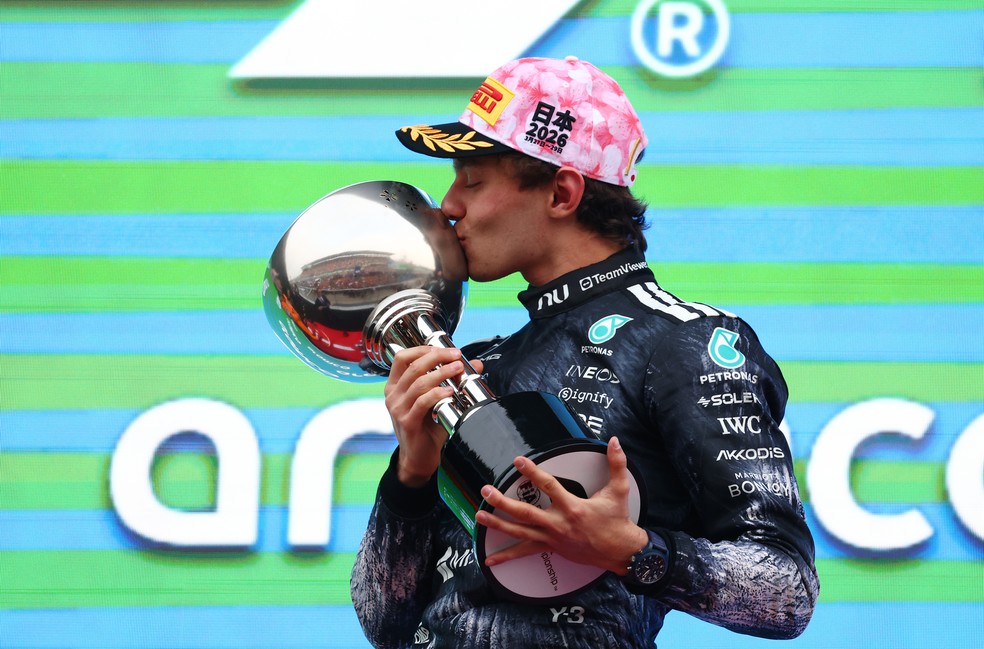 Kimi Antonelli beija o troféu de vencedor do GP do Japão de F1 — Foto: Clive Rose - Formula 1/Formula 1 via Getty Images