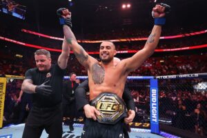 Campeão do UFC, Carlos Ulberg perde cinturão durante comemoração em Miami