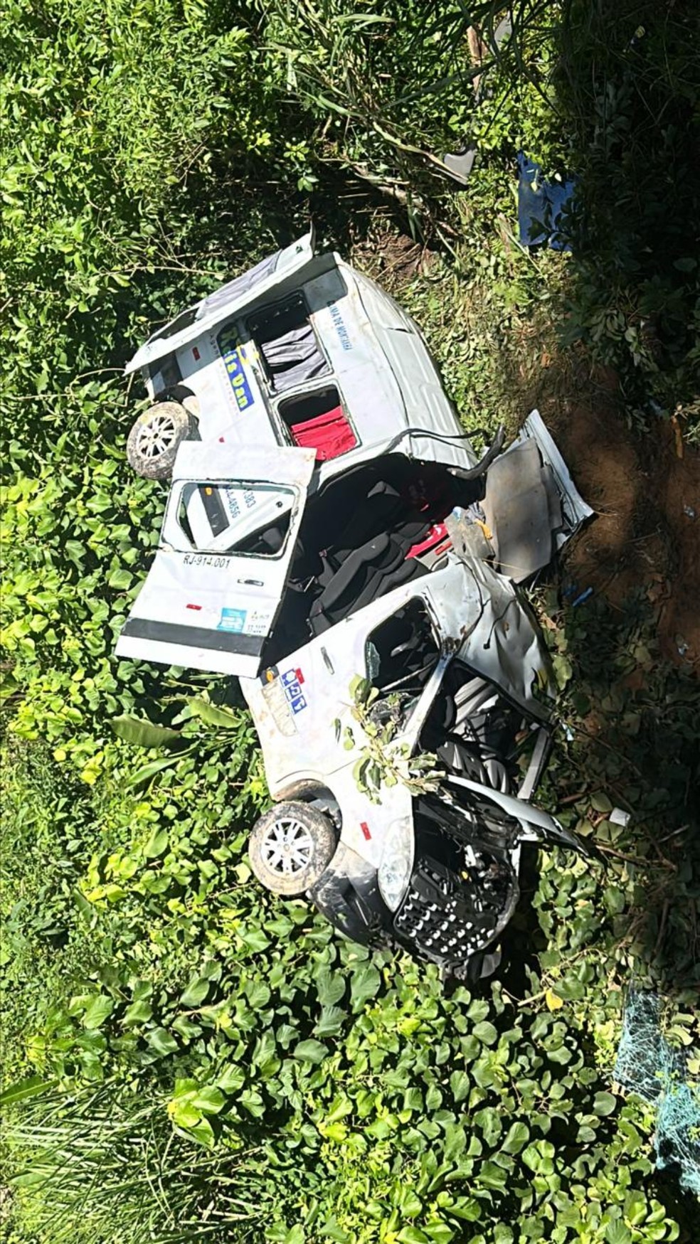 Van cai em ribanceira e deixa 11 feridos em Angra dos Reis. — Foto: Divulgação/TV Rio Sul