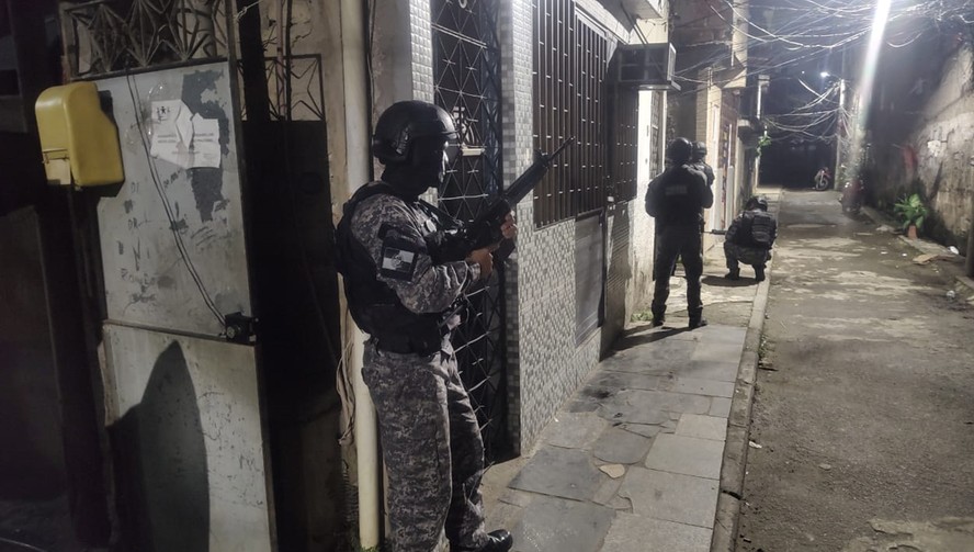 Policiais militares durante a operação no Complexo da Maré