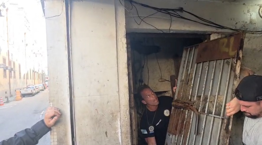 Agentes retiram a porta de aço do bunker do tráfico na região central do Rio
