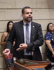 Vereador denuncia falta de insumos na saúde e critica gasto com show no Rio