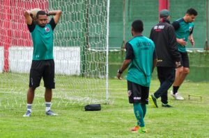 Ex-jogador condenado por tentativa de homicídio volta a agredir árbitro em partida no RS