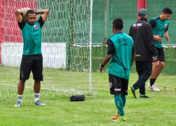 Ex-jogador condenado por tentativa de homicídio volta a agredir árbitro em partida no RS