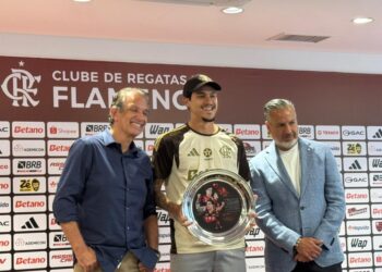 Flamengo homenageia Pedro, maior artilheiro do clube no século
