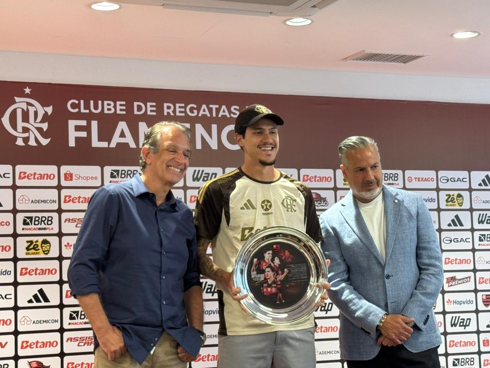 Flamengo homenageia Pedro, maior artilheiro do clube no século