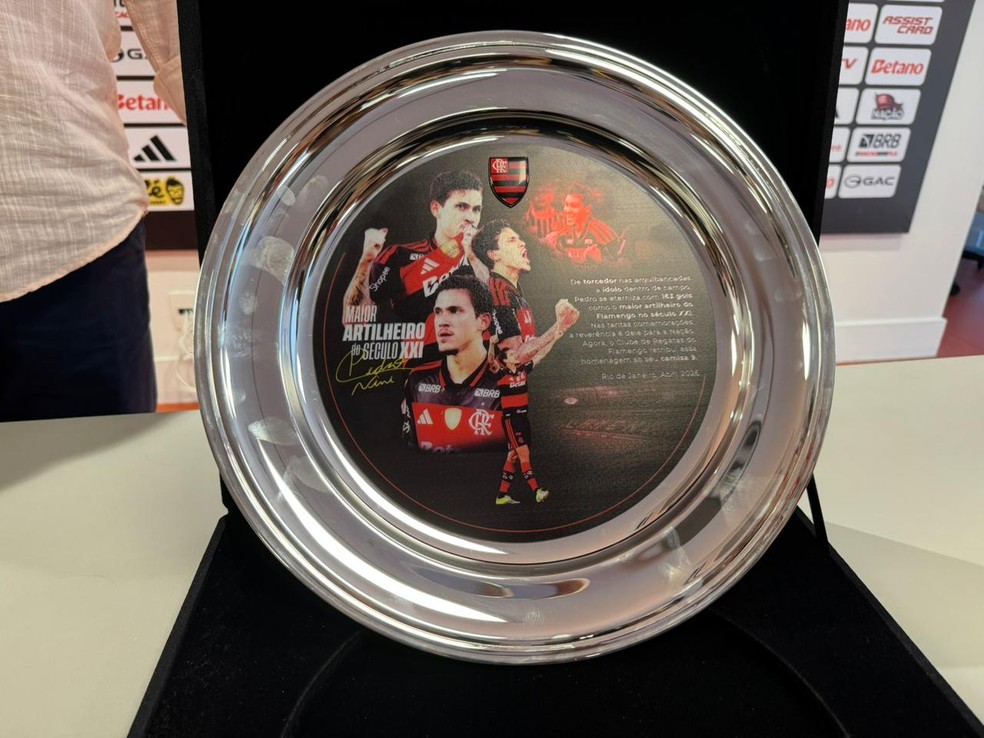 Flamengo faz homenagem a Pedro, maior artilheiro do clube no século — Foto: Luiza Sá