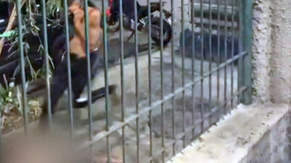 Momento em que homem chuta torcedor do Vasco caído no chão — Foto: Reprodução