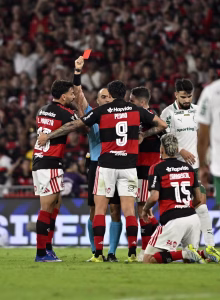 STJD suspende Carrascal por três jogos e absolve Leonardo Jardim após Flamengo x Palmeiras