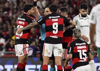STJD suspende Carrascal por três jogos e absolve Leonardo Jardim após Flamengo x Palmeiras