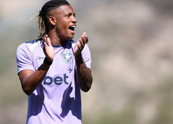 Alan Saldívia exalta futebol brasileiro, celebra momento no Vasco e promete retorno ao Colo-Colo