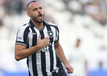 Botafogo exalta fase de Arthur Cabral após vitória sobre o Corinthians