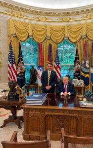 Flávio Bolsonaro se reúne com Donald Trump na Casa Branca em meio a desgaste político