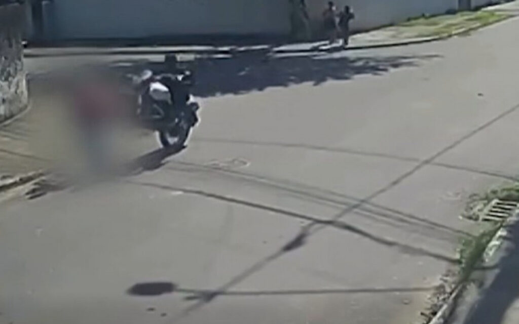Idosa fica em estado gravíssimo após ser atropelada por motociclista que empinava moto em Magé