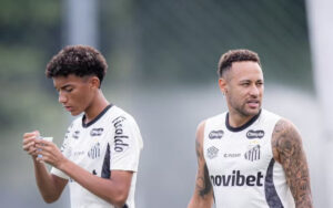Clima pesa no Santos após confusão entre Neymar e Robinho Jr. em treino