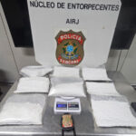 Passageira é presa no Galeão ao tentar levar 4 kg de cocaína escondidos no corpo para o exterior